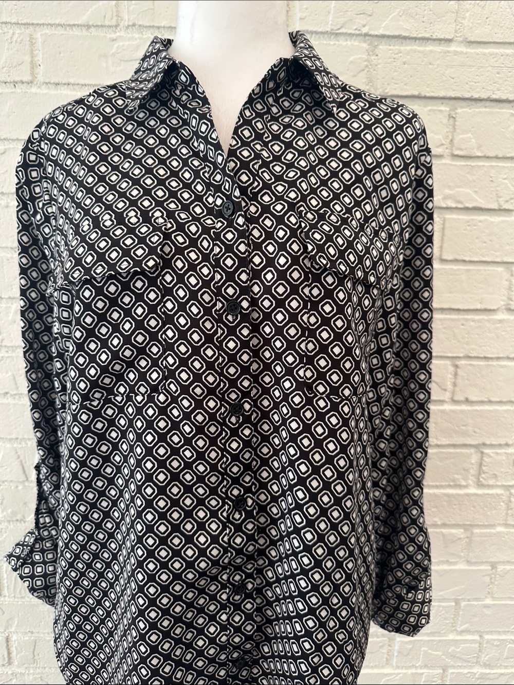 Chico’s Size 2 Black & White Geometric Print Button-Up Shirt